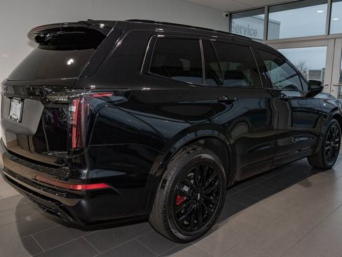 Used 2023 Cadillac XT6 Sport w/ LPO, ONYX Package image 5