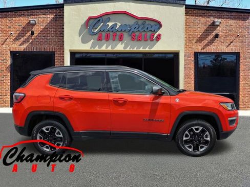 Used 2017 Jeep Compass Trailhawk w/ Leather Interior Group AWD/4WD image 3