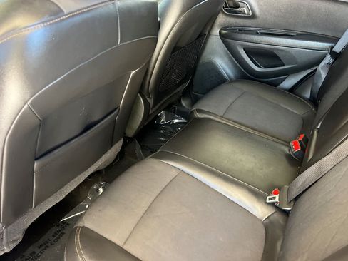 Used 2022 Chevrolet Trax LT w/ LT Convenience Package FWD image 4