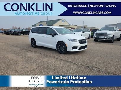 New 2026 Chrysler Pacifica Select