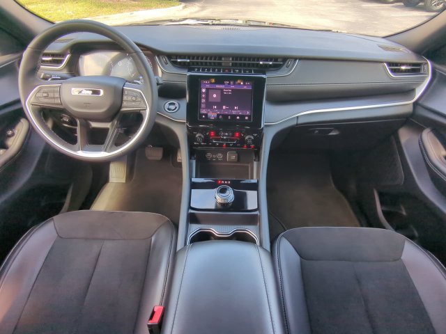Certified 2025 Jeep Grand Cherokee Altitude AWD/4WD image 18