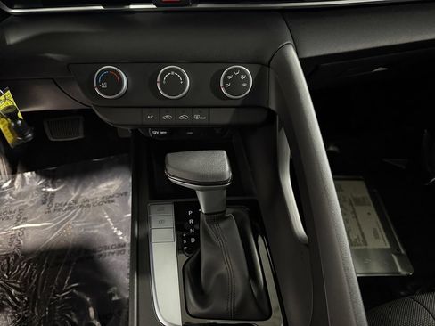 Certified 2025 Hyundai Elantra SE FWD image 18