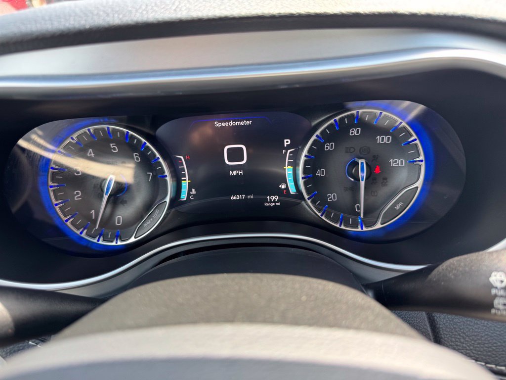 Used 2025 Chrysler Pacifica Limited FWD image 40