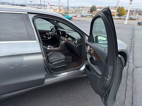 Used 2017 Mercedes-Benz GLC 300 4MATIC image 25