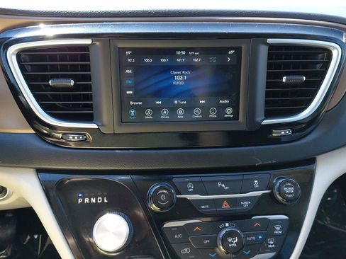 Used 2019 Chrysler Pacifica Touring-L FWD image 30
