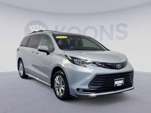 Used 2023 Toyota Sienna XLE Woodland Edition AWD/4WD image 2
