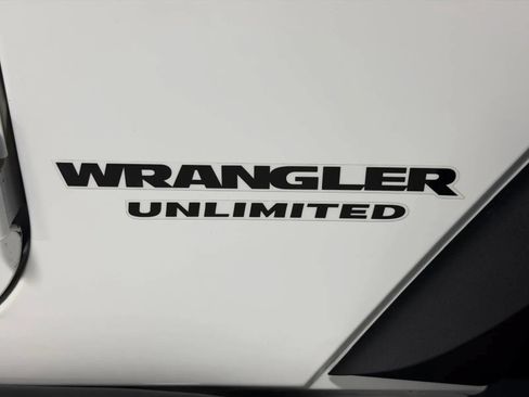Used 2015 Jeep Wrangler Unlimited Rubicon w/ Connectivity Group AWD/4WD image 11