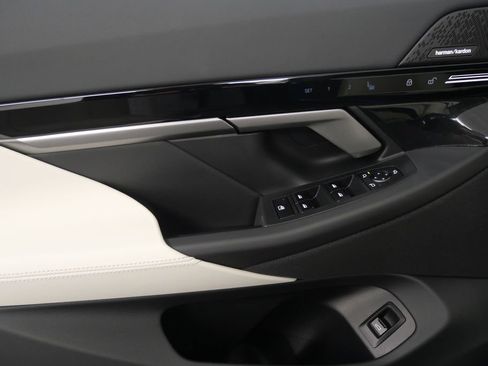 Used 2025 BMW 530i w/ Premium Package image 10