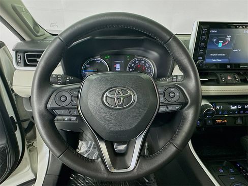 Used 2021 Toyota RAV4 XLE Premium image 14