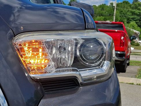 Used 2017 Toyota Tacoma SR5 w/ Tow Package AWD/4WD image 12