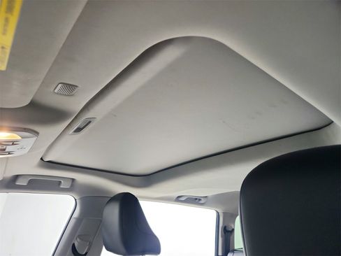 Used 2020 Toyota Highlander XLE image 21