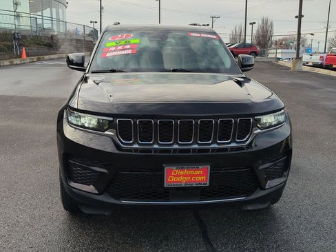 Used 2023 Jeep Grand Cherokee Laredo image 2