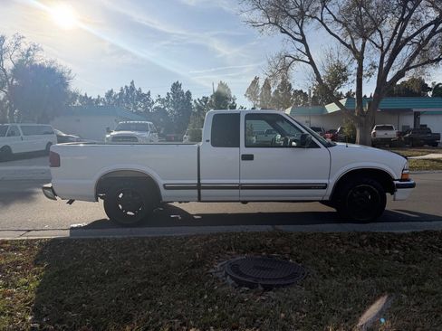Used 2001 Chevrolet S10 Pickup LS w/ Preferred Equipment Group image 8