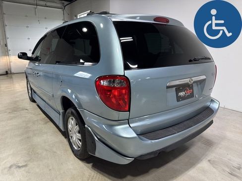 Used 2005 Chrysler Town & Country Touring w/ Leather Interior Group FWD image 5
