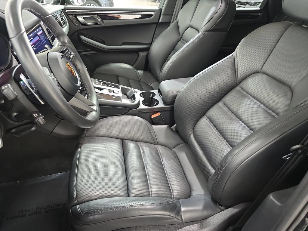 Certified 2026 Porsche Macan AWD/4WD image 5