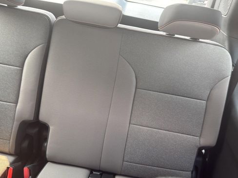 Used 2025 Chevrolet Traverse LT image 2