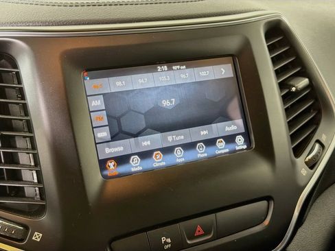 Used 2020 Jeep Cherokee Latitude Plus FWD image 18