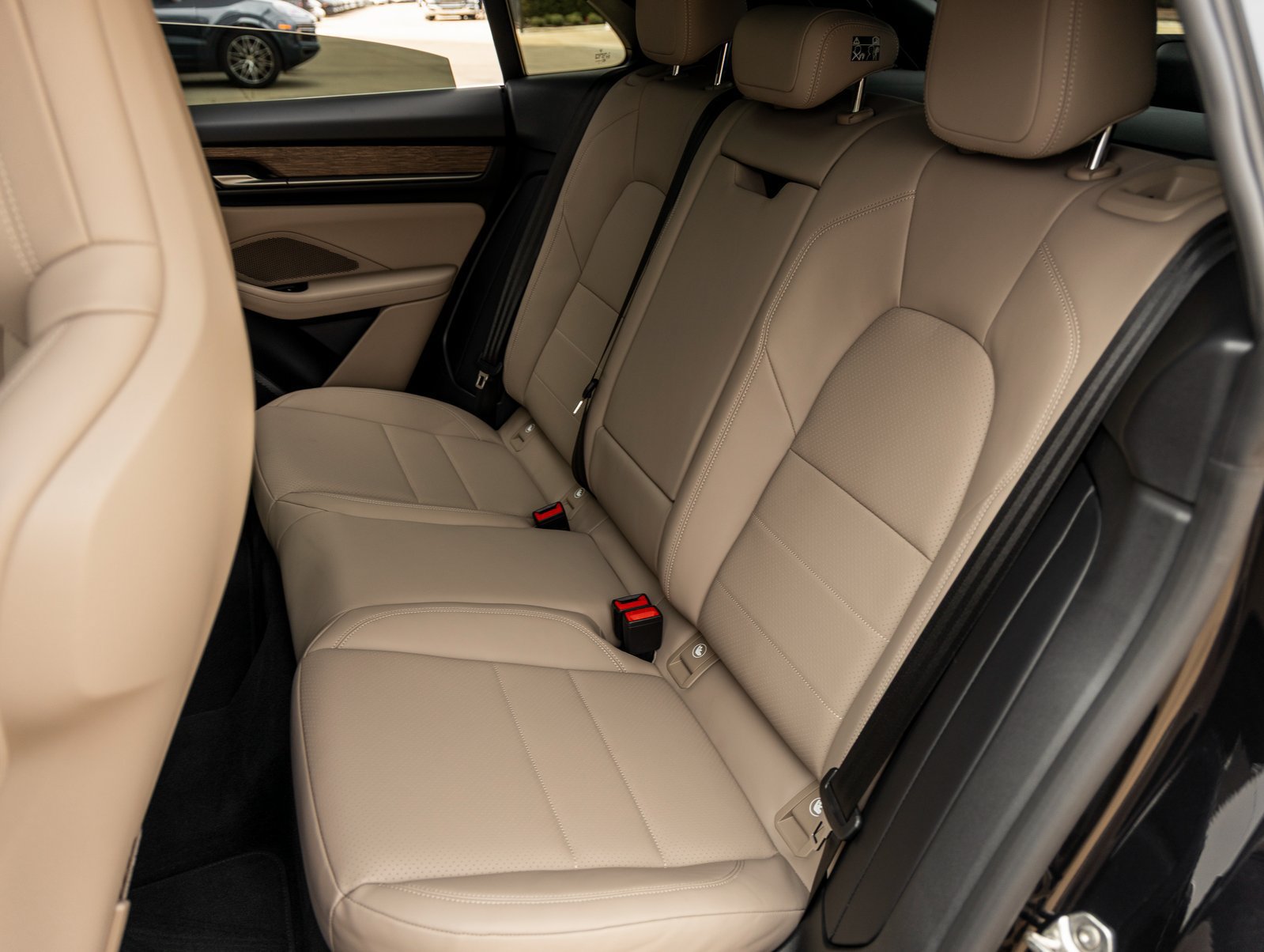 Certified 2025 Porsche Macan 4S Electric AWD/4WD image 36