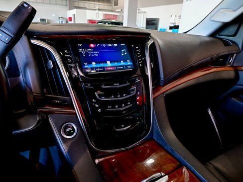 Used 2016 Cadillac Escalade Luxury AWD/4WD image 35