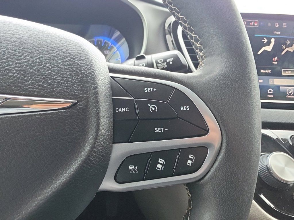 Used 2023 Chrysler Pacifica Touring-L FWD image 16