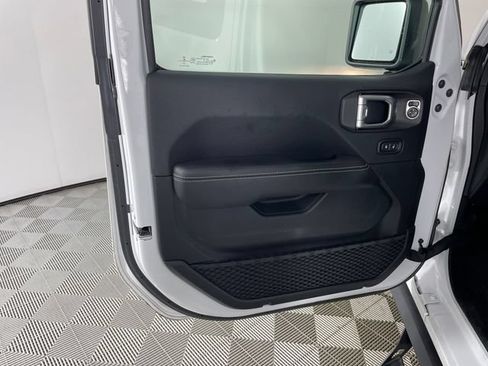 Used 2018 Jeep Wrangler Unlimited Sahara AWD/4WD image 12