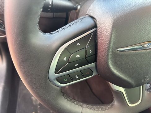 Used 2023 Chrysler 300 Touring w/ Sport Appearance Package image 10