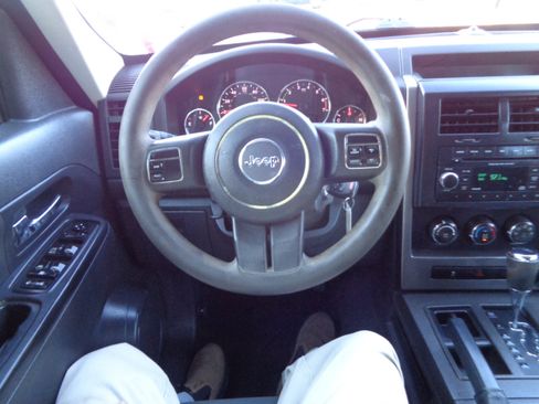 Used 2012 Jeep Liberty Sport image 18