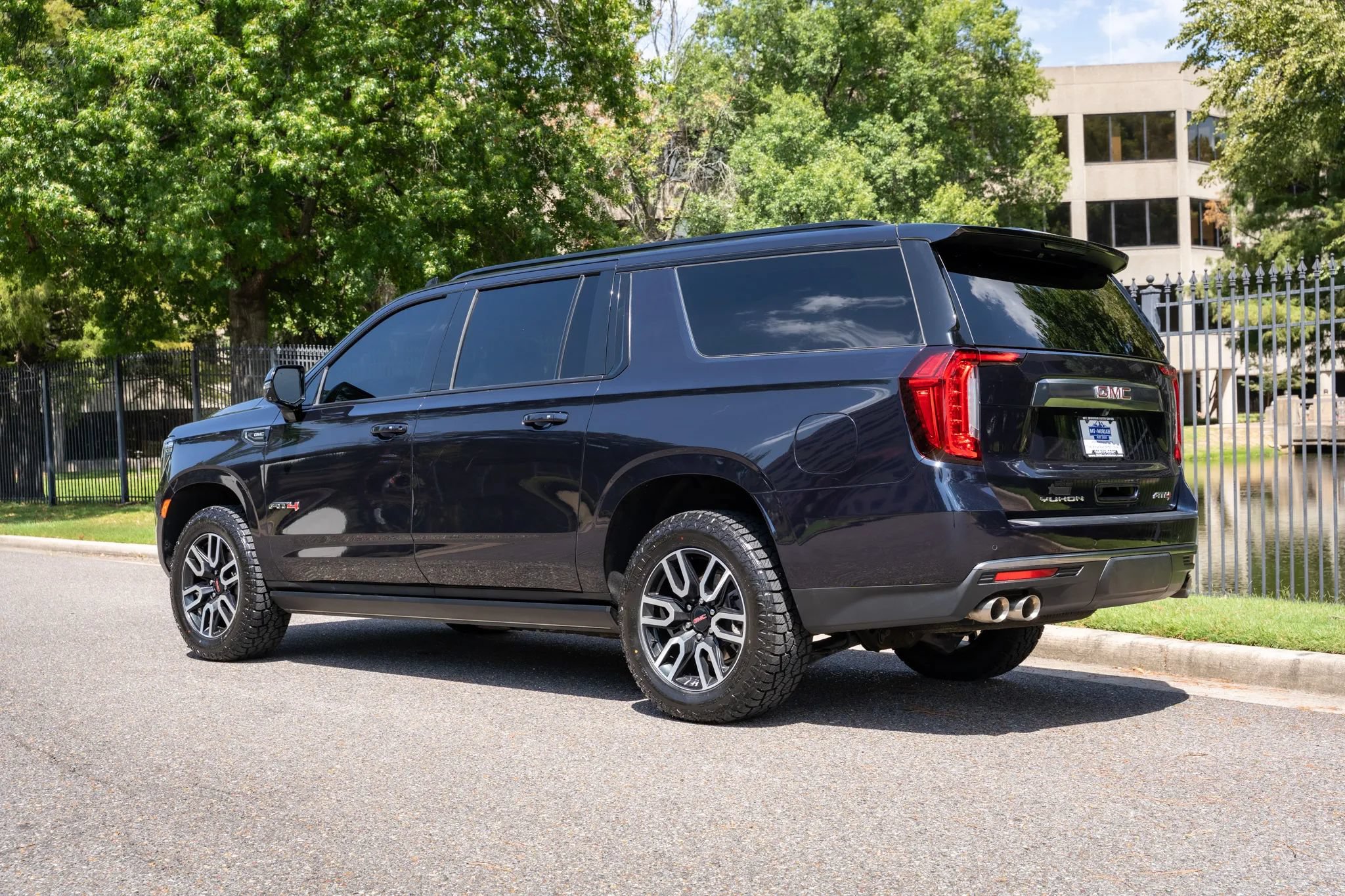Used 2023 GMC Yukon XL AT4 w/ AT4 Premium Package AWD/4WD image 8