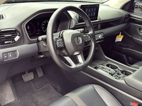Used 2025 Honda Pilot Touring image 10