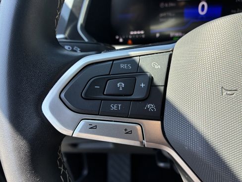 Used 2024 Volkswagen Tiguan SE image 30