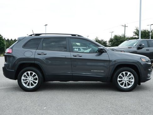 Used 2022 Jeep Cherokee Latitude Lux w/ Mopar Interior Package AWD/4WD image 4