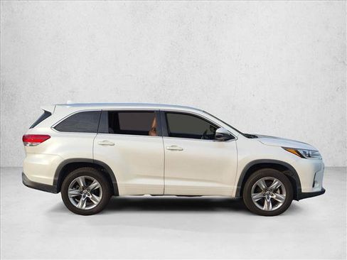 Used 2019 Toyota Highlander Limited FWD image 4