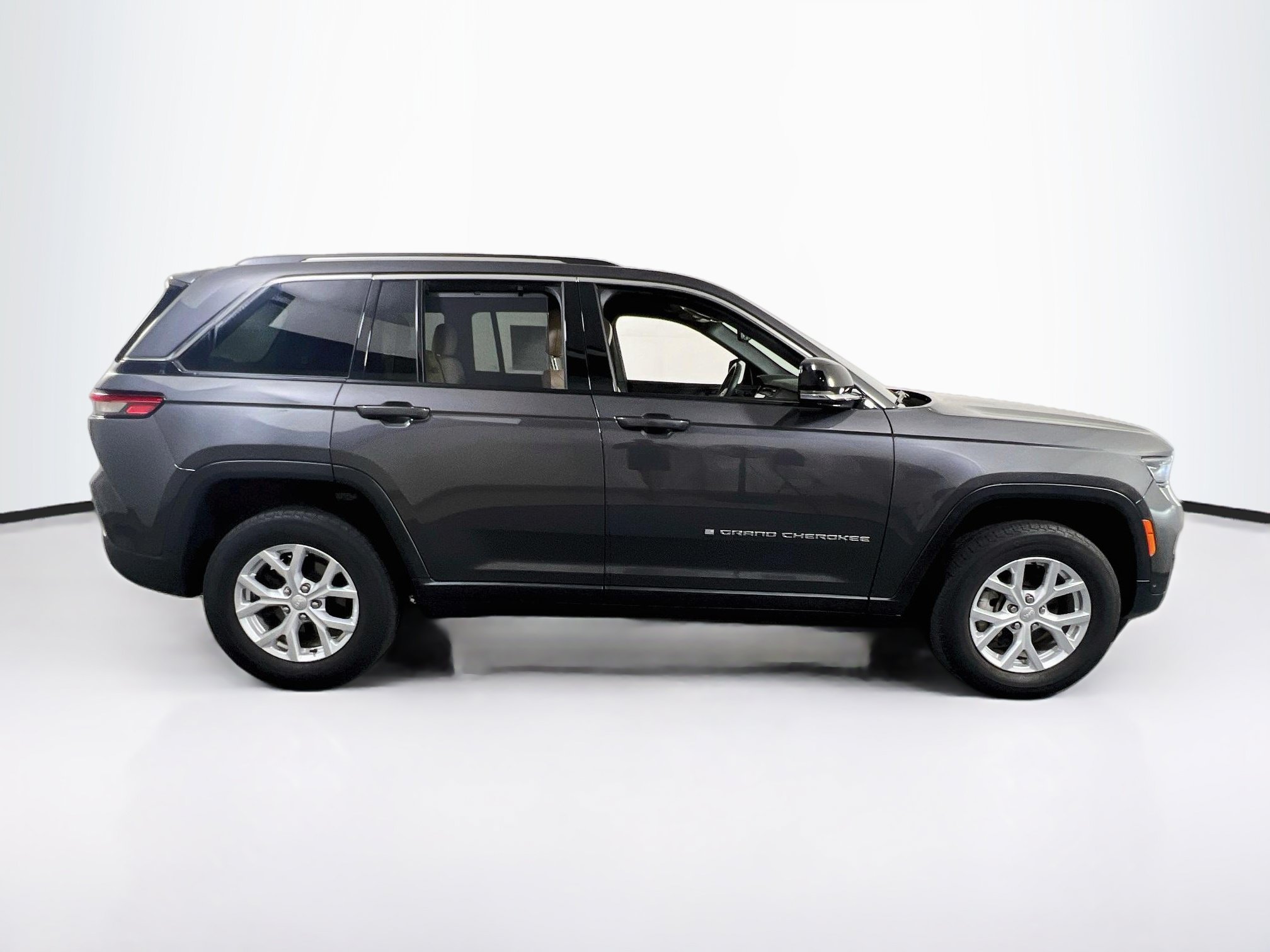 Used 2023 Jeep Grand Cherokee Limited w/ Luxury Tech Group II AWD/4WD image 4