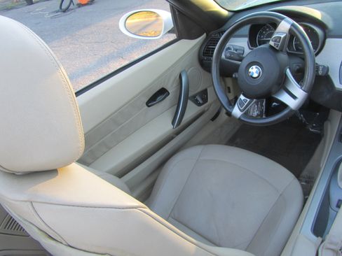 Used 2004 BMW Z4 2.5i image 14