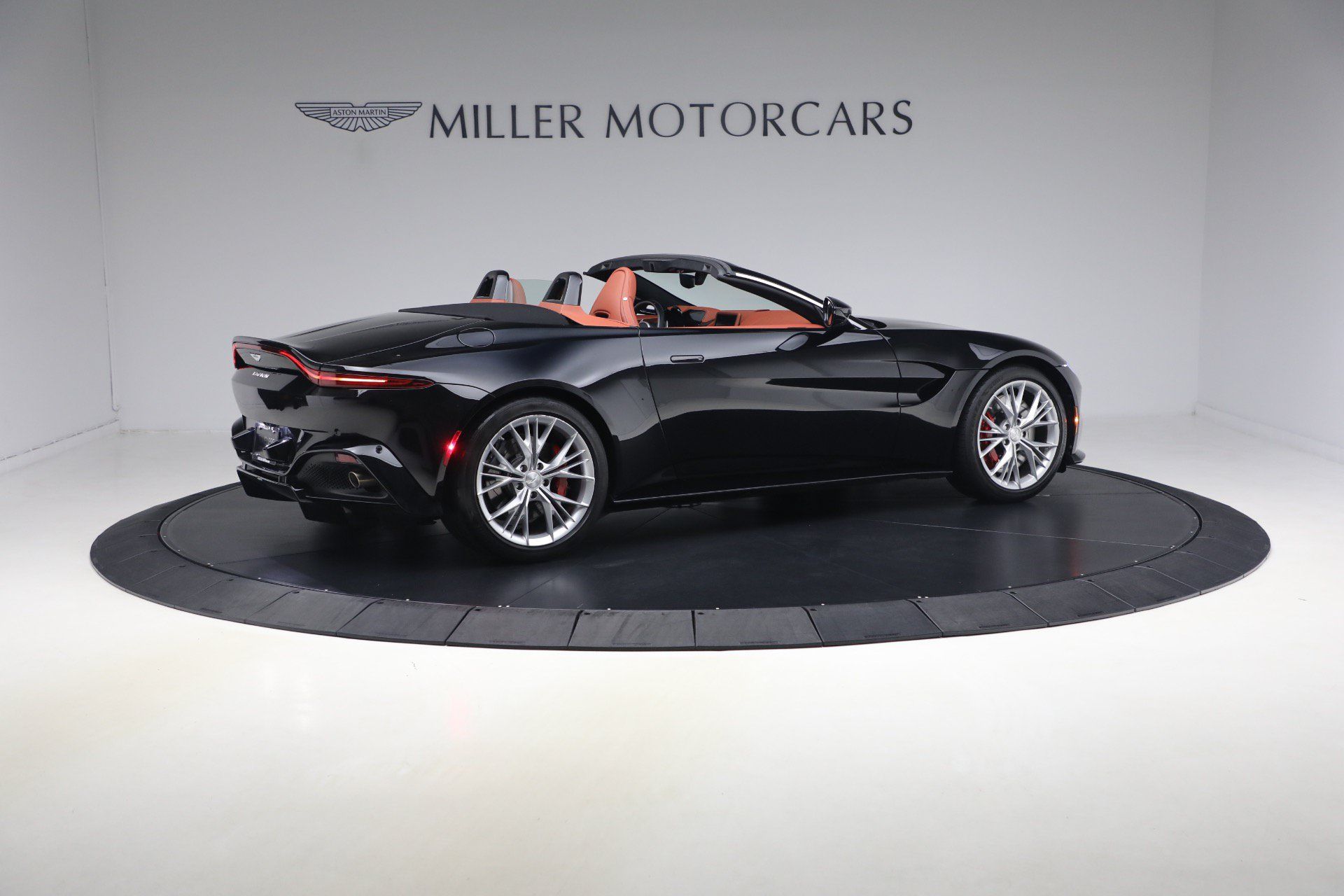 Used 2021 Aston Martin V8 Vantage Roadster RWD image 8