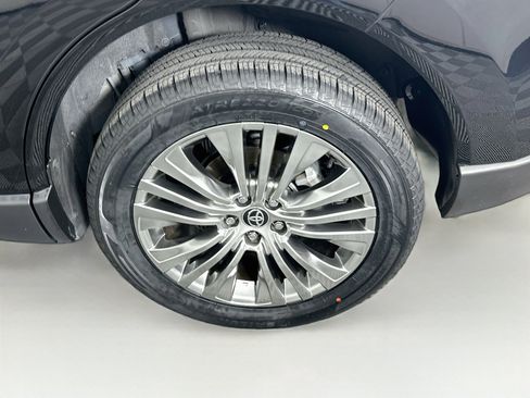 Used 2022 Toyota Venza XLE AWD/4WD image 11