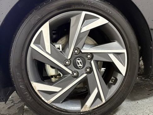 Used 2024 Hyundai Elantra Limited image 12