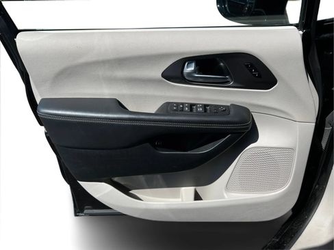 Used 2024 Chrysler Pacifica Limited FWD image 26