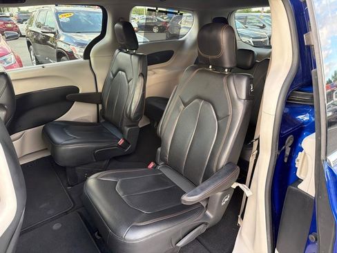Used 2020 Chrysler Pacifica Touring-L FWD image 18