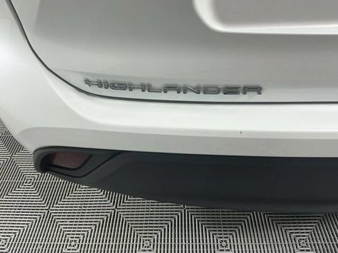 Used 2023 Toyota Highlander XLE AWD/4WD image 19