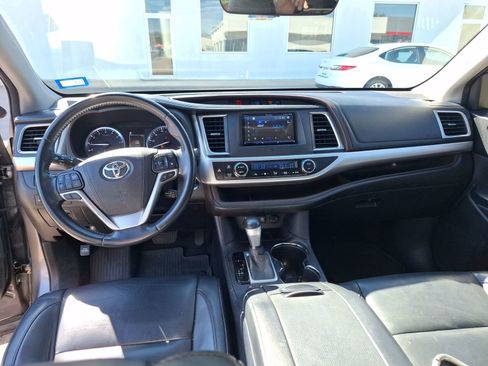 Used 2017 Toyota Highlander XLE image 19