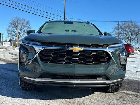 Used 2025 Chevrolet Trax LT w/ Sunroof Package image 11