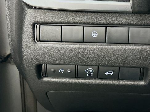 Used 2025 Nissan Rogue SV AWD/4WD image 17
