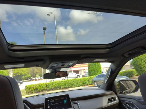 Used 2022 Chevrolet Suburban LT image 17