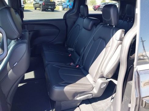 New 2026 Chrysler Pacifica Select image 6