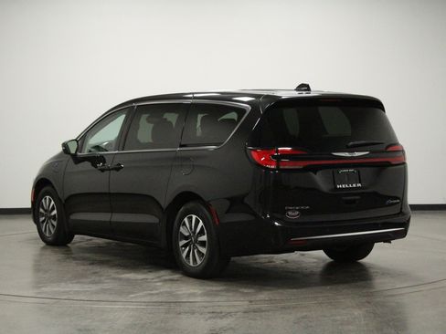 Used 2023 Chrysler Pacifica Touring-L FWD image 6
