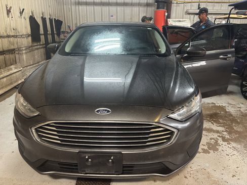 Used 2019 Ford Fusion SE FWD image 1