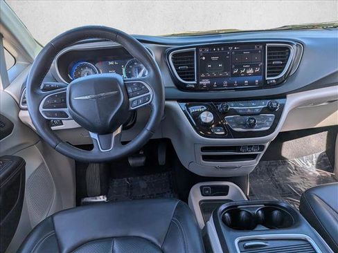 Used 2023 Chrysler Pacifica Touring-L image 15