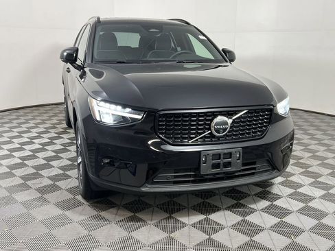 Certified 2025 Volvo XC40 B5 Plus image 4