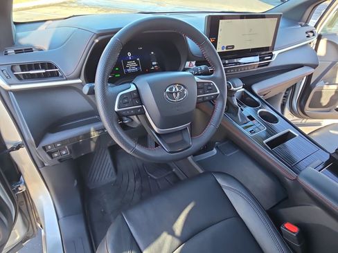 Used 2025 Toyota Sienna XSE image 18